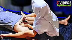 Amateur Indonesia puaskan tuan rumah dengan petik memek & kocok batang masa urut rumah