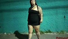 Sabrina strong exibe seu bumbum gigante em local publico parando o transito!