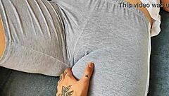 Tocando y Adorando una Espectacular Vagina GORDA Apretada por sus LEGGINGS!