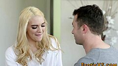 Blonde babe gets fingered in high definition