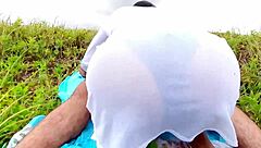 rapidinha na praia em publico! oh, that juicy ass gets creampied outdoors!