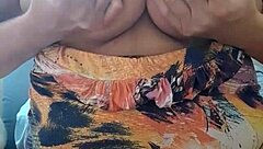 Fetiche mãe ensinando a dar banho no filho with big tits milf solo!