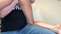 Blonde amateur sexy aux courbes montre fisting extrême en fringues déchirées