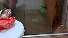 era tanto tesão que o virgem queria socar no pelo sem banho antes no banheiro caseiro