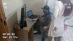 Safada sem calcinha recebe técnico da net. She masturbates with cock and cum on ass in uniform.