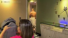 cachonda esposa se masturba mientras ve a su esposo follando con otra