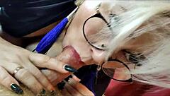 Блондинка милф в банята дразни с играчки преди групово минет и фистинг компилация