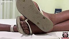 esse puto veio da rua suado com pé suado pau suado daquele jeito feet fetish