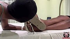 esse puto veio da rua suado com pé suado pau suado daquele jeito feet fetish