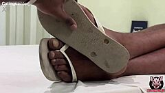 esse puto veio da rua suado com pé suado pau suado daquele jeito feet fetish