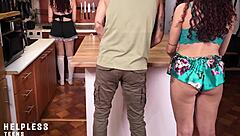 ลุงแก่ลงโทษสาวใช้บริสุทธิ์18+หีแฉะครองในครัว