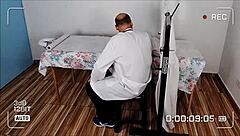Vou ao doutor e ele brinca com minha buceta no hospital