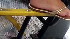 novinha do pezinho perfeito no busão 1 parte