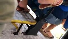 novinha do pezinho perfeito no busão 1 parte