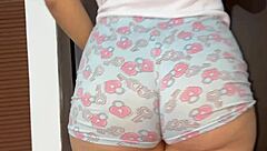 Hijastro engañó a madrastra para buscar en closet y agarrar su gran culo latino mientras la ve 😏🍑