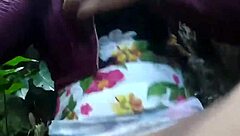 passeio pela natureza com toques sensuais e exibicionistas