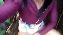 passeio pela natureza com toques sensuais e exibicionistas