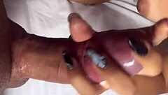 Mi hermanastra me masturba y luego me la follo duro con squirting action! 💦🍆