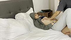 La ni�era me meti� los dedos en mi apretado co�o mientras mi esposa trabaja