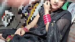 Hey, check out this Indian beauty in black saree pissing outdoors