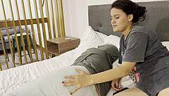 La ni�era me meti� los dedos en mi apretado co�o mientras mi esposa trabaja