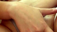 Loira gostosa starts masturbating her hairy pussy with passion in solo session