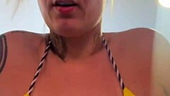 Personal treinando só de biquíni fio dental na academia de frente à praia cheguei ficar toda molhada de tanto tesão que escorria nas pernas parecia água do mar