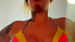 Personal treinando só de biquíni fio dental na academia de frente à praia cheguei ficar toda molhada de tanto tesão que escorria nas pernas parecia água do mar