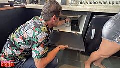 marido contrata encanadores para ajudar com os dutos da esposa em cena caseira