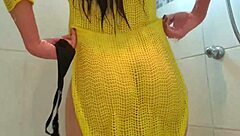 Com muito tesão garota safada toma banho esfregando os seios mostra sua bunda sem calcinha doida para levar rola na buceta safada