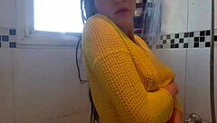 Com muito tesão garota safada toma banho esfregando os seios mostra sua bunda sem calcinha doida para levar rola na buceta safada