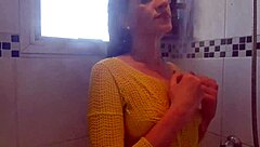 Com muito tesão garota safada toma banho esfregando os seios mostra sua bunda sem calcinha doida para levar rola na buceta safada