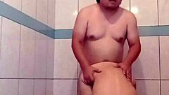 llega mi novio y le doy mamada lechosa en ba�o mojado