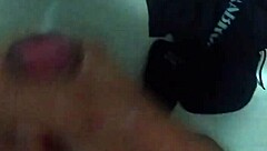 me jalo la verga en el baño hasta explotar 😏💦