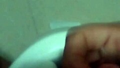 me jalo la verga en el baño hasta explotar 😏💦