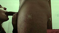 a loirinha do amigo chupa tudo gulosa e submissa