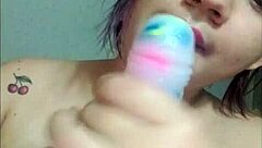 Curvy Colombian cutie demos sexy blowjob on toy lips