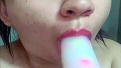 Curvy Colombian cutie demos sexy blowjob on toy lips