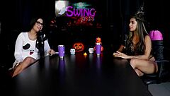 exibicionista revela lugares pra transar em lingerie halloween casal swingers