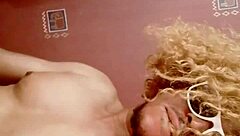 sundaydogood614 shaves her smooth wet pussy closeup