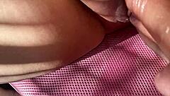 Me froto el clítoris con dildo de empuje hasta correrme gimiendo bajo sol