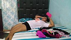 madrastra oliana chupa coño tetas masturbando ropa interior horny