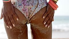 sexy beach babe in bikini shows off her hot ass 😍🏖️