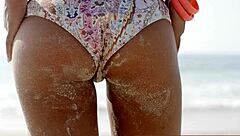 sexy beach babe in bikini shows off her hot ass 😍🏖️
