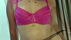 i pose hot letting him snap my jiggling ass