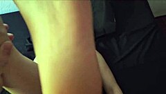 La novia de mi amigo se toca y le acabo en los pies