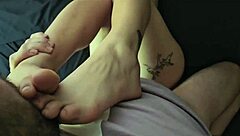 La novia de mi amigo se toca y le acabo en los pies