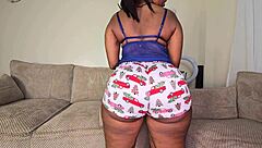 damn, check this big booty twerking in shorts so sexy!