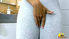 Gym milf's sweaty armpits get licked and smelled after workout