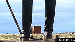 Petite brunette fingers her hairy pussy in abandoned car kink!